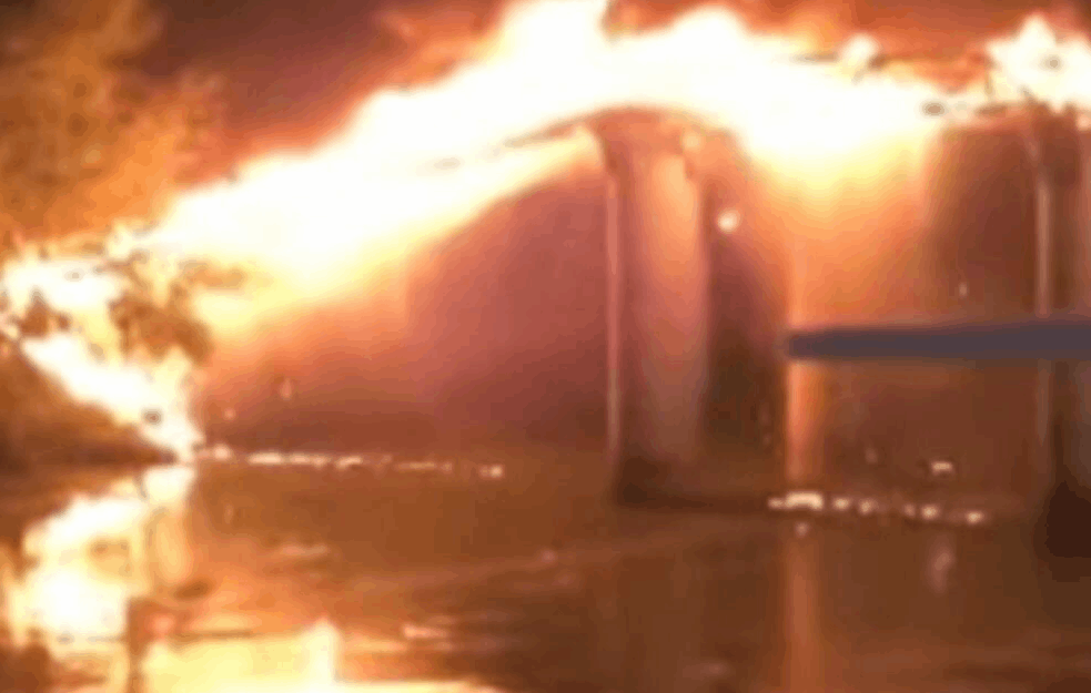 POŽAR U RIMU: Gori u centru večnog grada, LJUDI U PANIČNOM BEKSTVU! (VIDEO)  